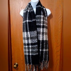 Very soft plaid fringe scarf